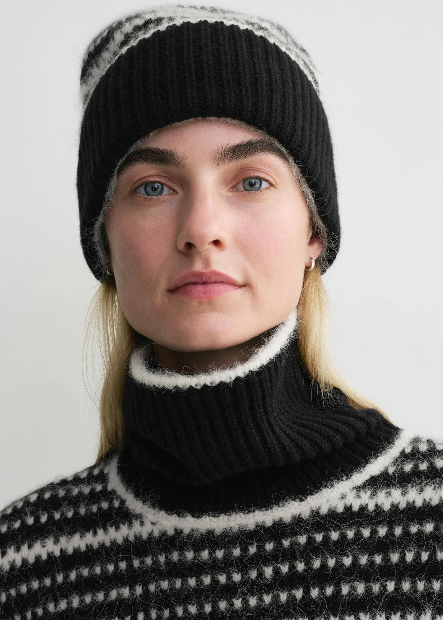 Contrast-edge beanie black