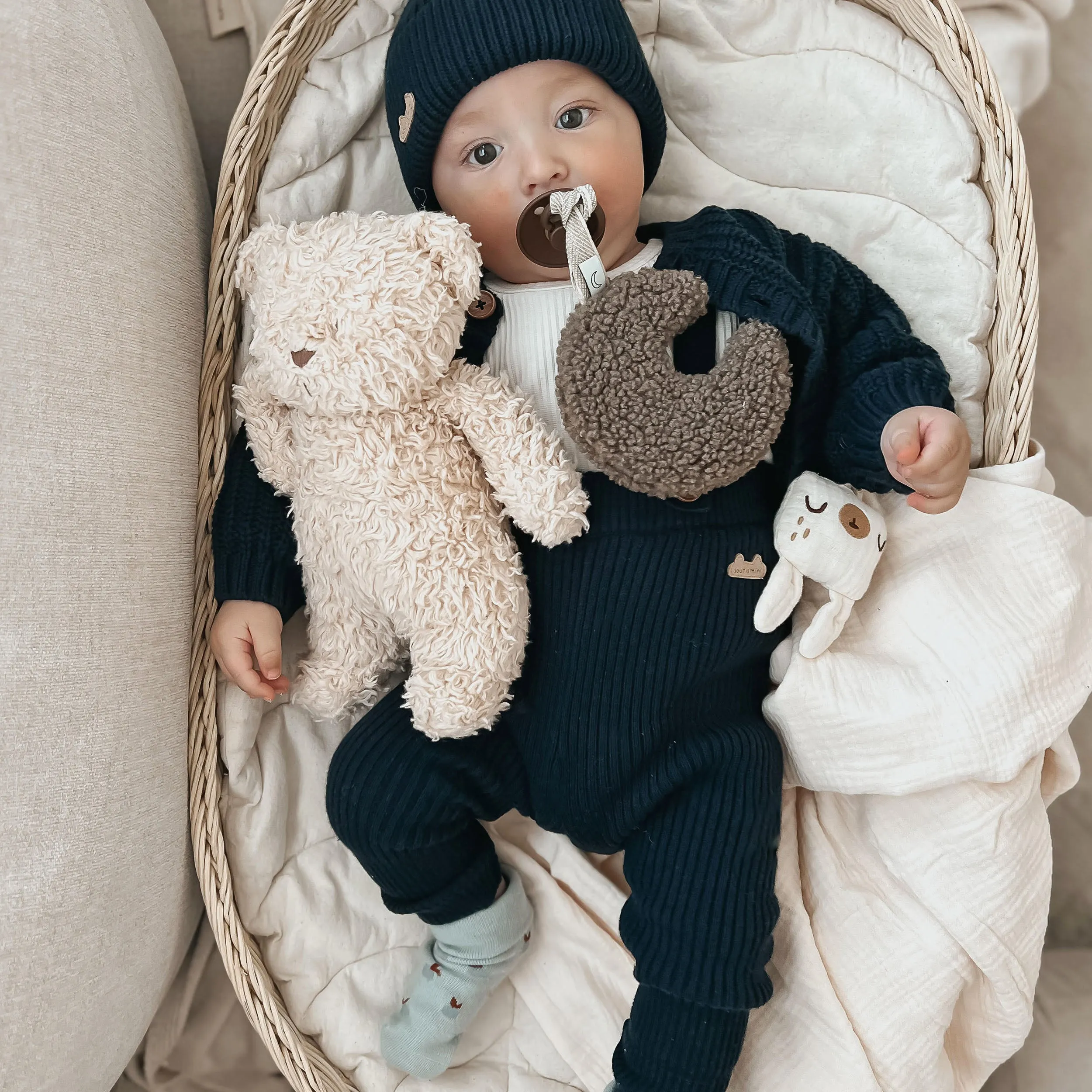 Veste de maille marine en imitation cachemire, naissance || Navy knitted vest with a cashmere imitation, newborn